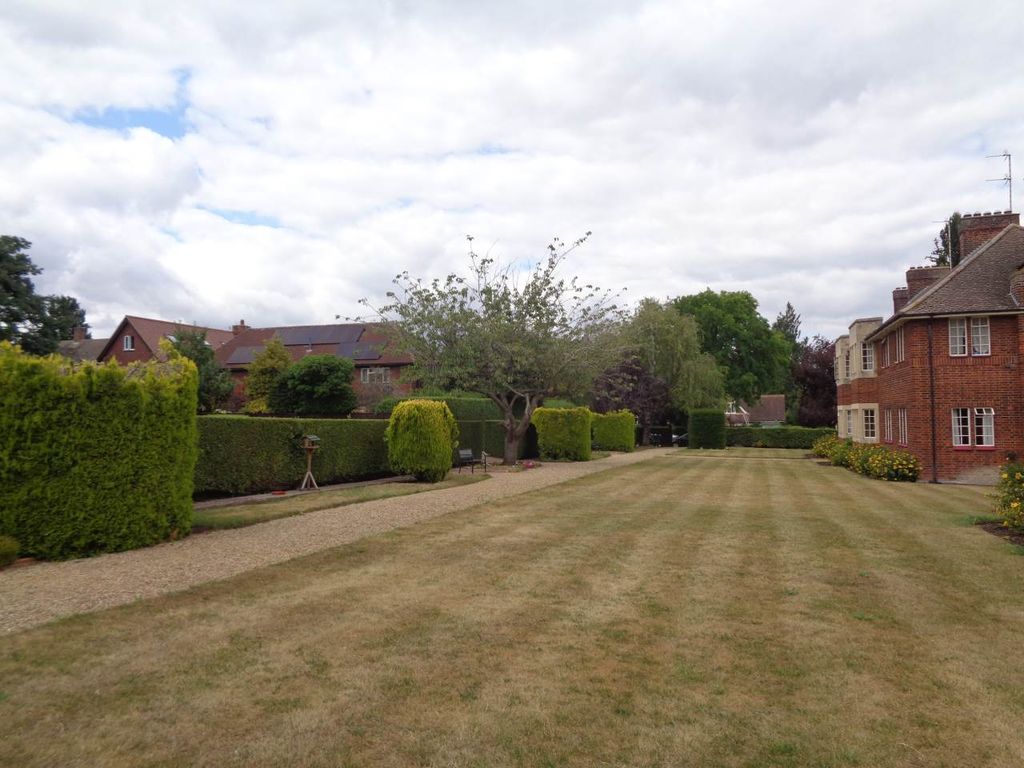 Property photo 2 of 11 Dean Court 5 Front