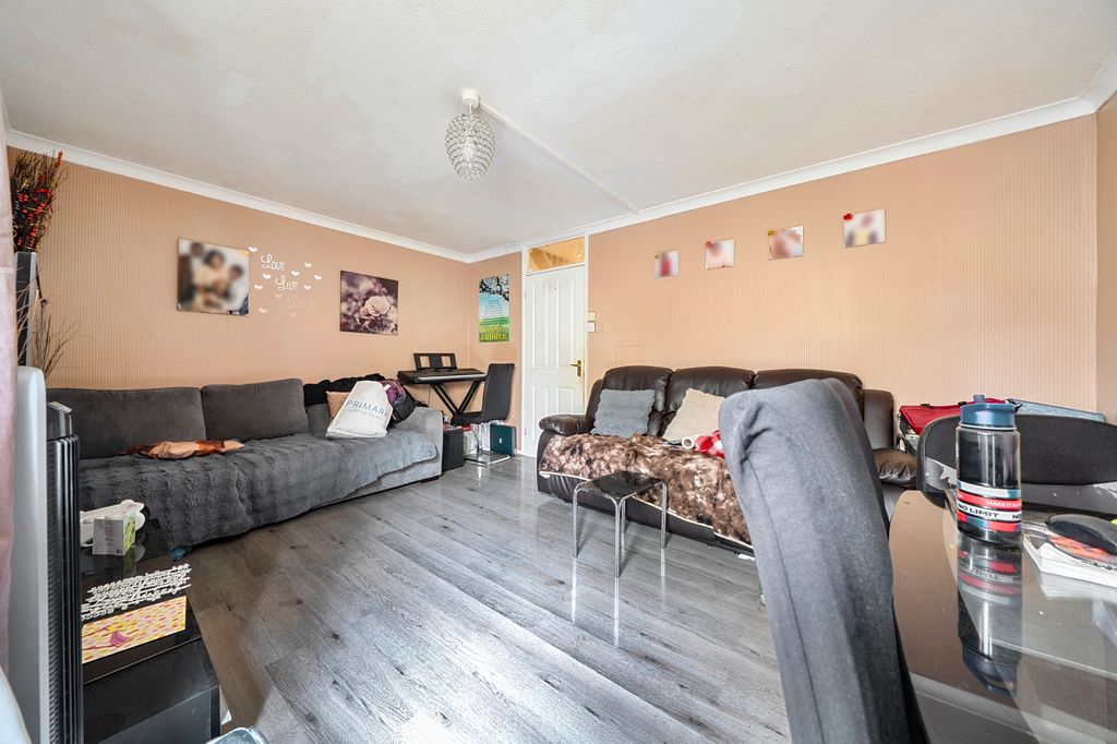 Property photo 2 of 6 Picture No. 12