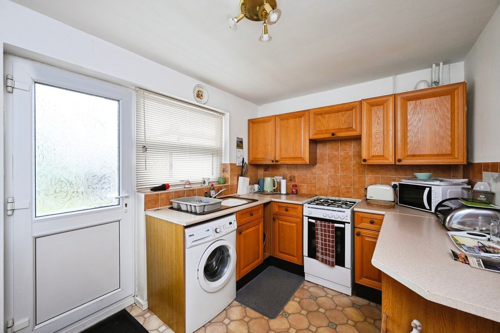Property photo 3 of 17 Kitchen