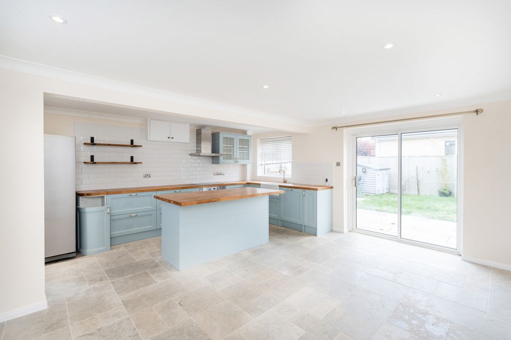 Property photo 2 of 8 36 Shipton Road 001 (2)