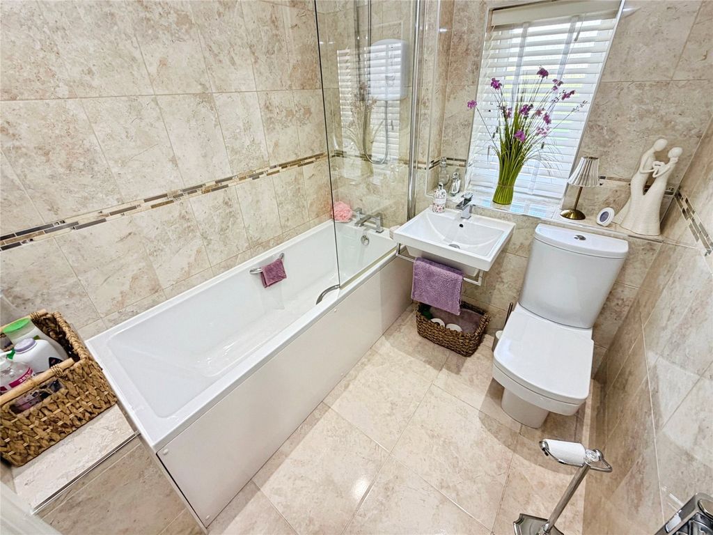 Property photo 1 of 31 Modern Bathroom