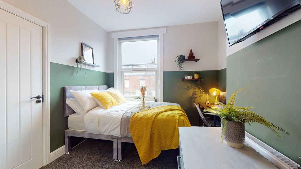 Property photo 3 of 12 This Charming Double Bedroom Features A Cozy Layou...