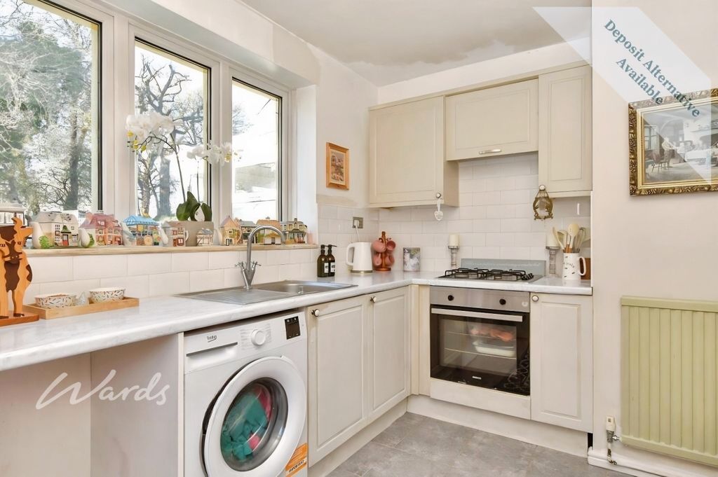 Property photo 3 of 11 Kitchen