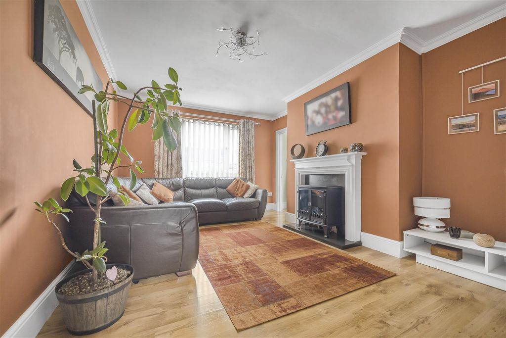 Property photo 3 of 16 Lounge