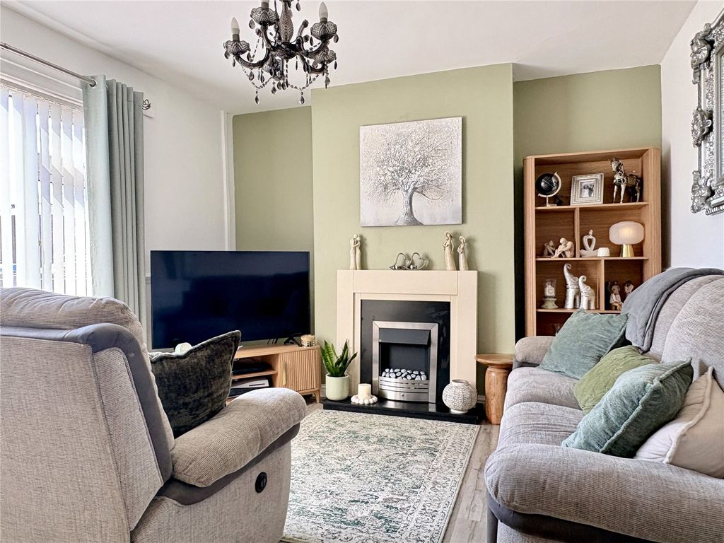 Property photo 2 of 18 Lounge