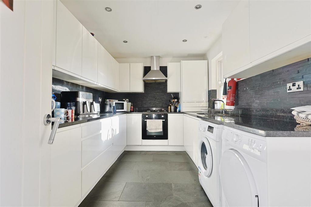 Property photo 2 of 15 F3E046C0-0Fda-4Dfa-Bcec-B932C3D5B6Bc_1_201_A.Jpeg