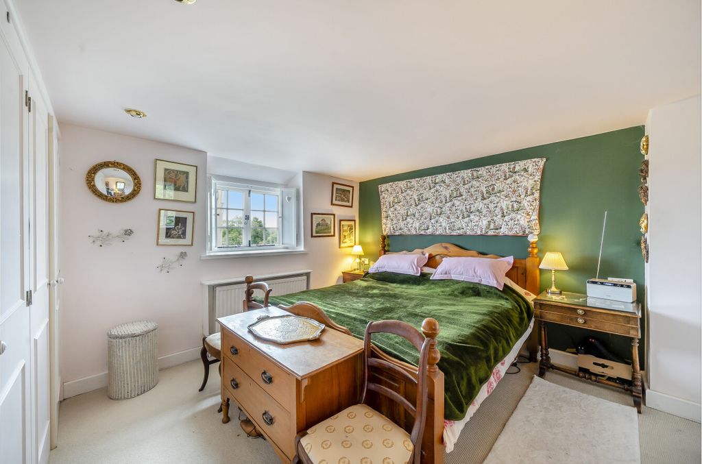 Property photo 2 of 25 Bedroom