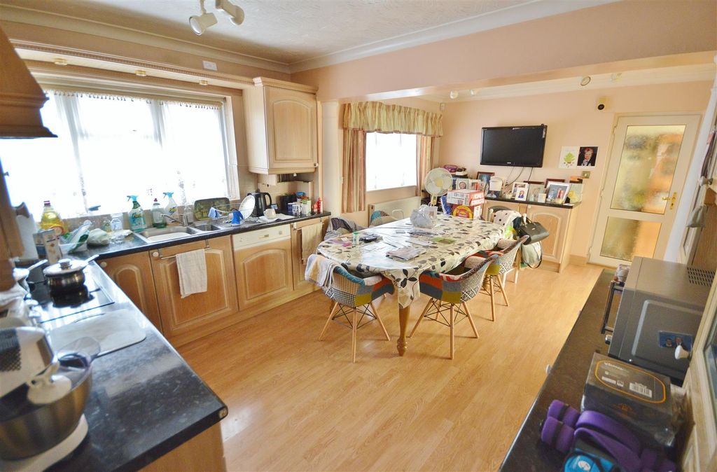 Property photo 3 of 11 Kitchen Diner