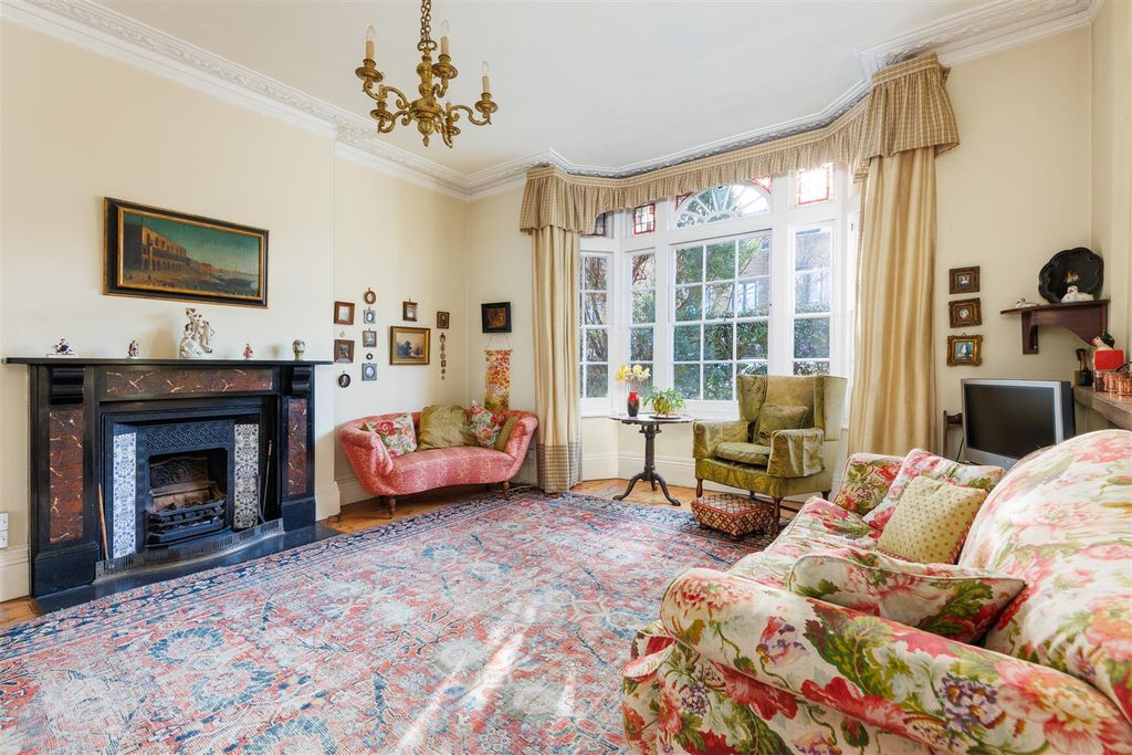 Property photo 2 of 20 Ashchurch Grove