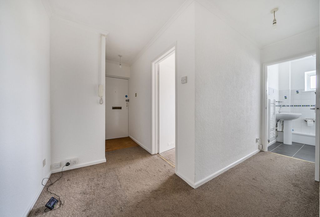 Property photo 3 of 13 1435579-2-69Cb8B0...