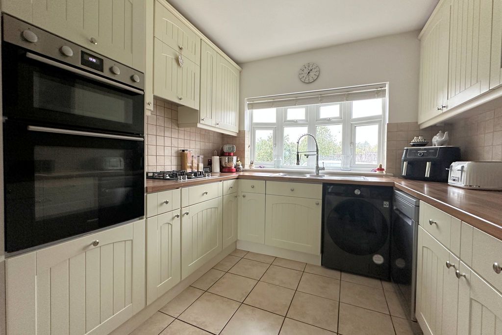 Property photo 3 of 20 Kitchen