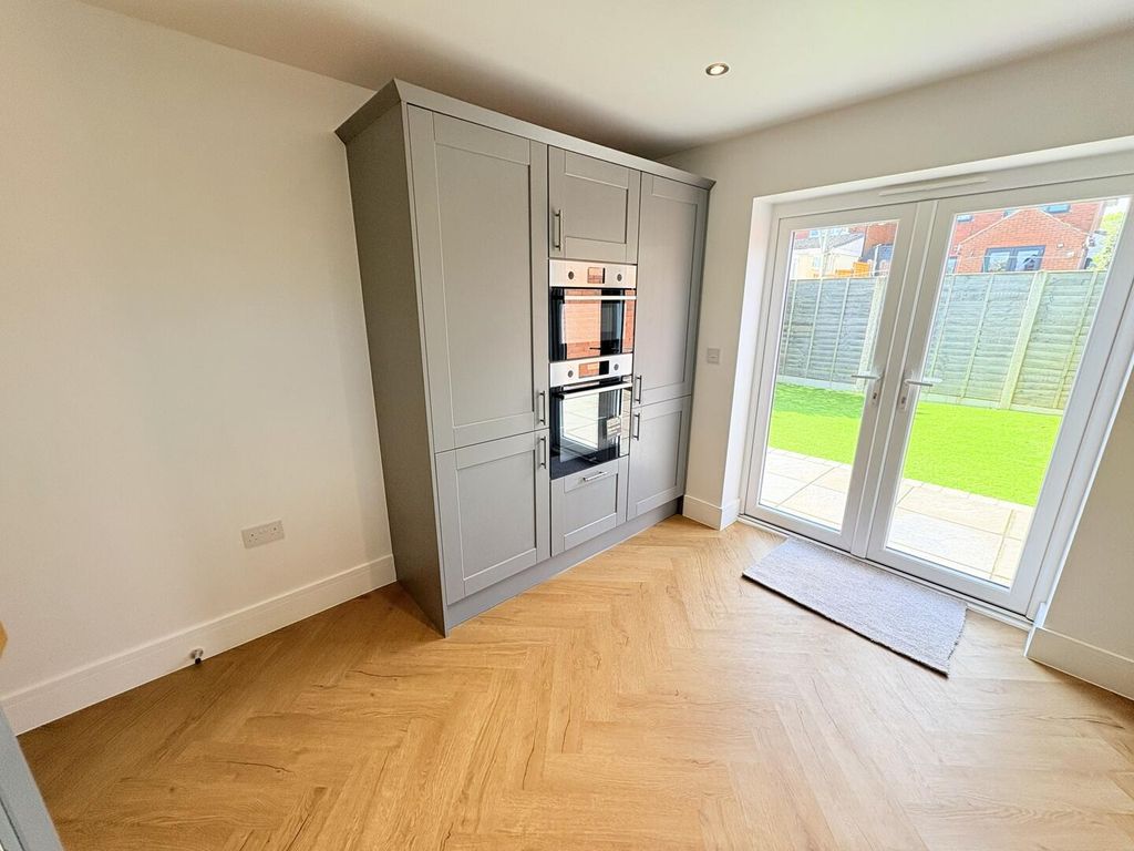 Property photo 3 of 14 Kitchen