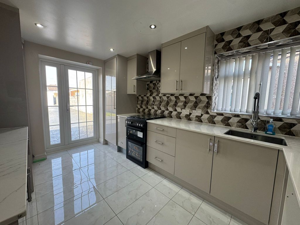 Property photo 1 of 9 3 Bed Maisonette To Rent Wentworth Crescent, Hayes Ub3