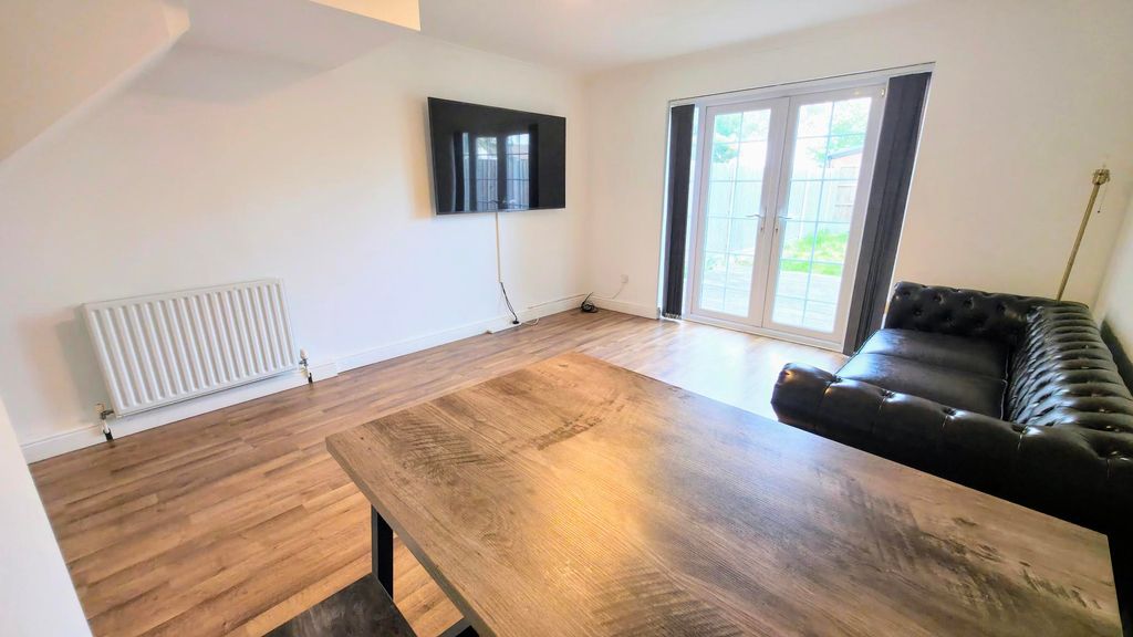 Property photo 2 of 17 Lounge