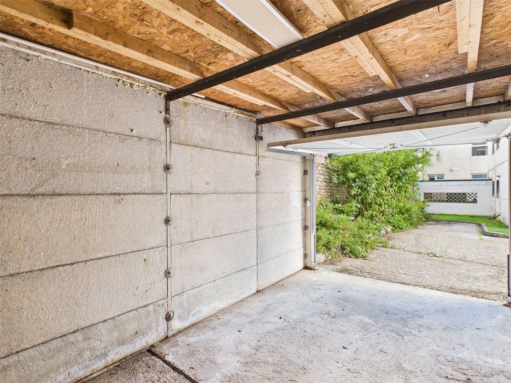 Property photo 2 of 6 Garage