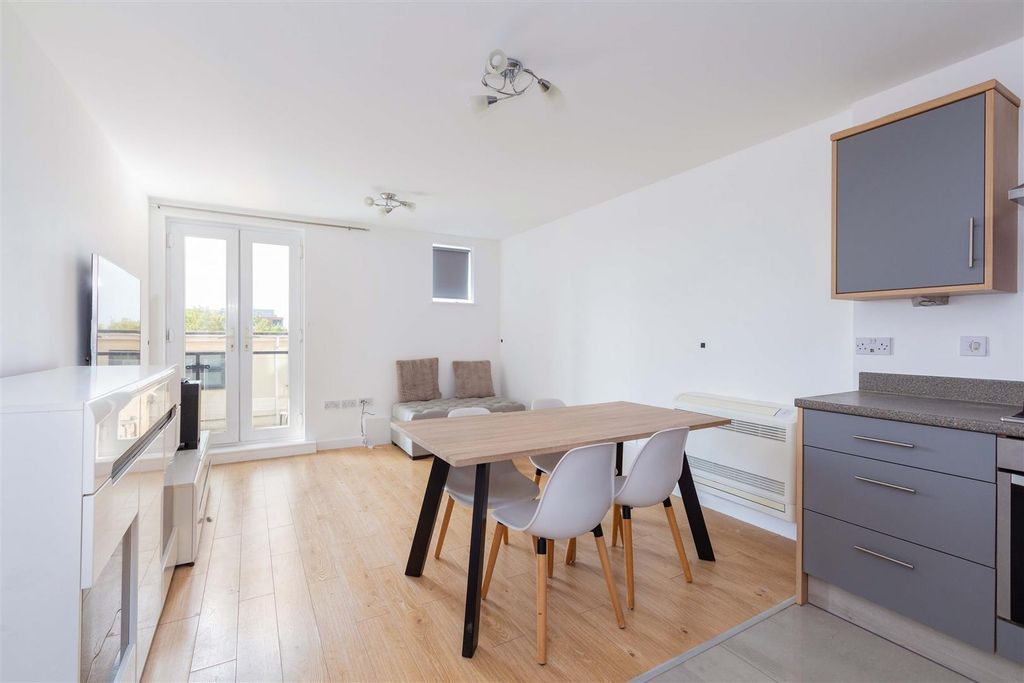Property photo 2 of 14 16 Ibex House-14.Jpg