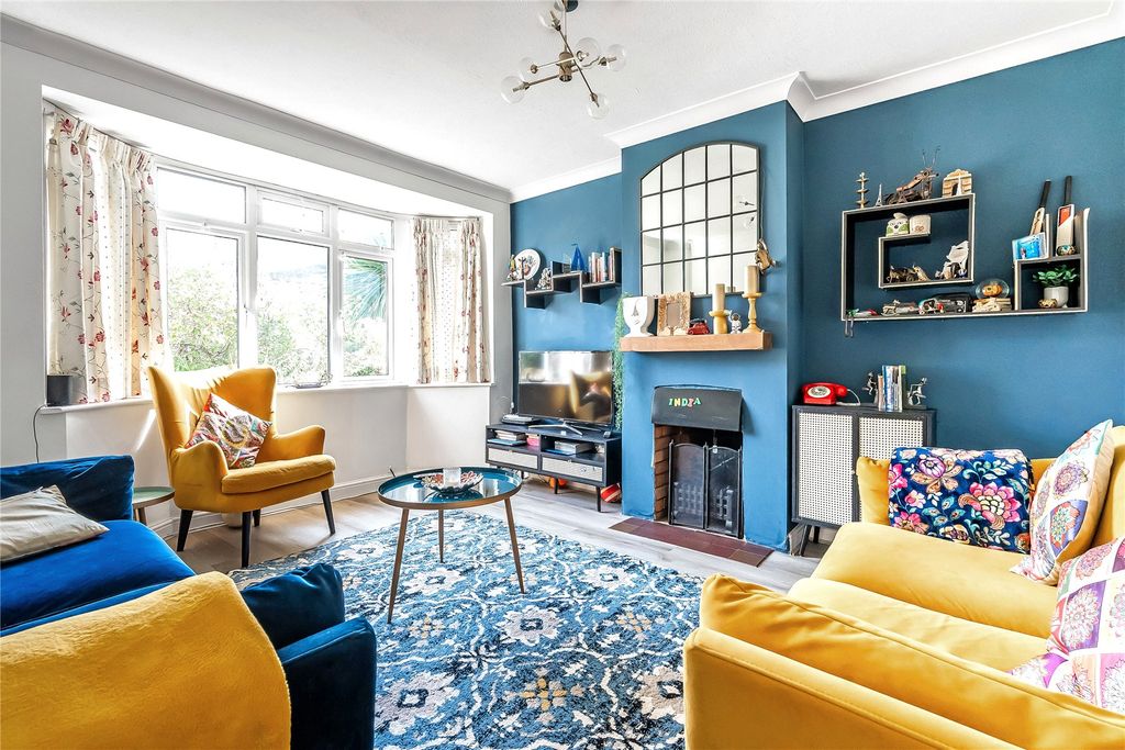 Property photo 2 of 24 Sitting Room