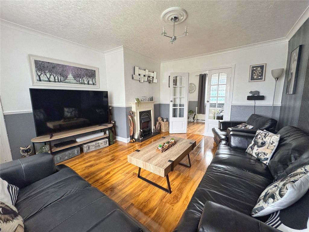 Property photo 3 of 19 Lounge