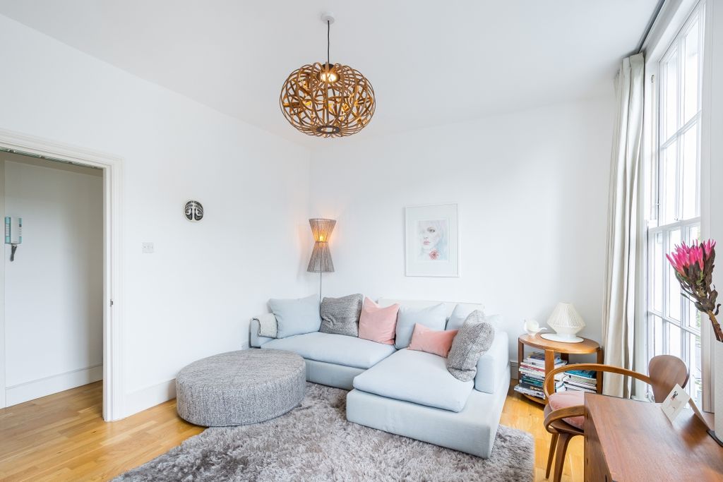 Property photo 1 of 11 Lounge 3