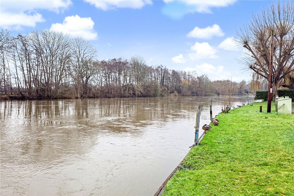 Property photo 2 of 18 River Thames East