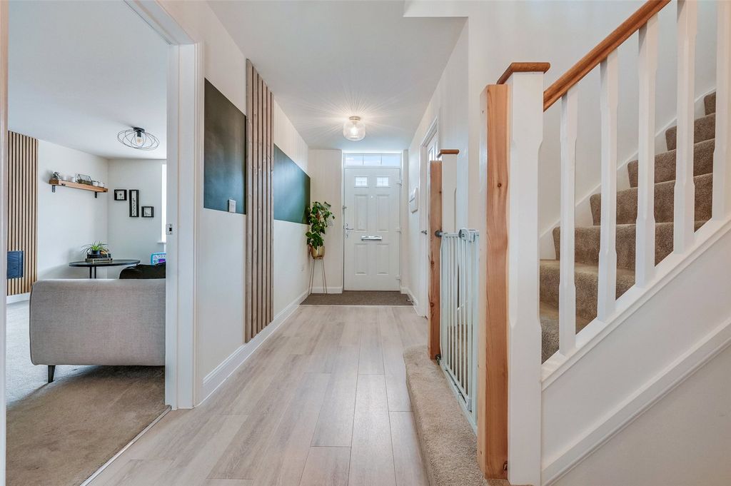Property photo 2 of 16 Entrance Hall