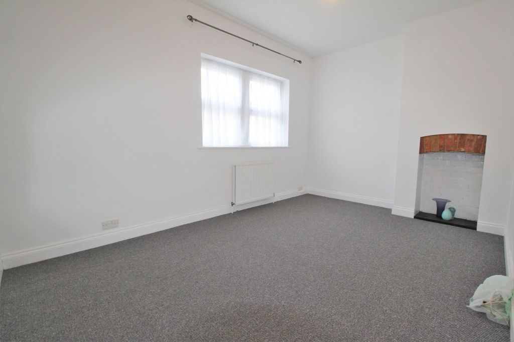 Property photo 3 of 12 Lounge