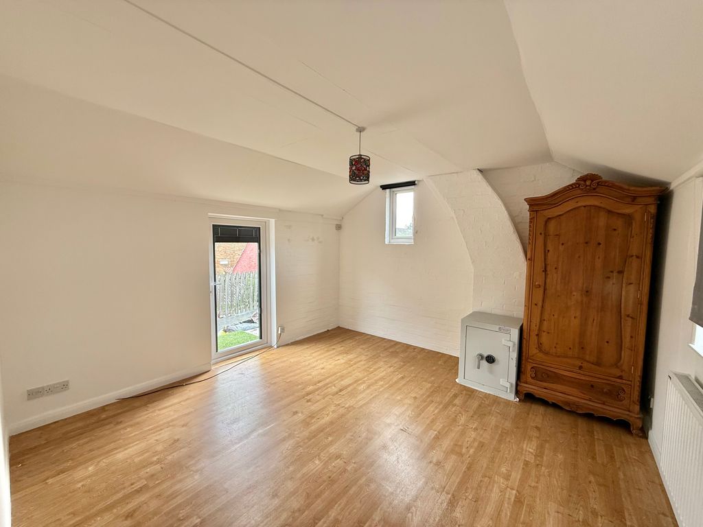 Property photo 1 of 5 Bedroom