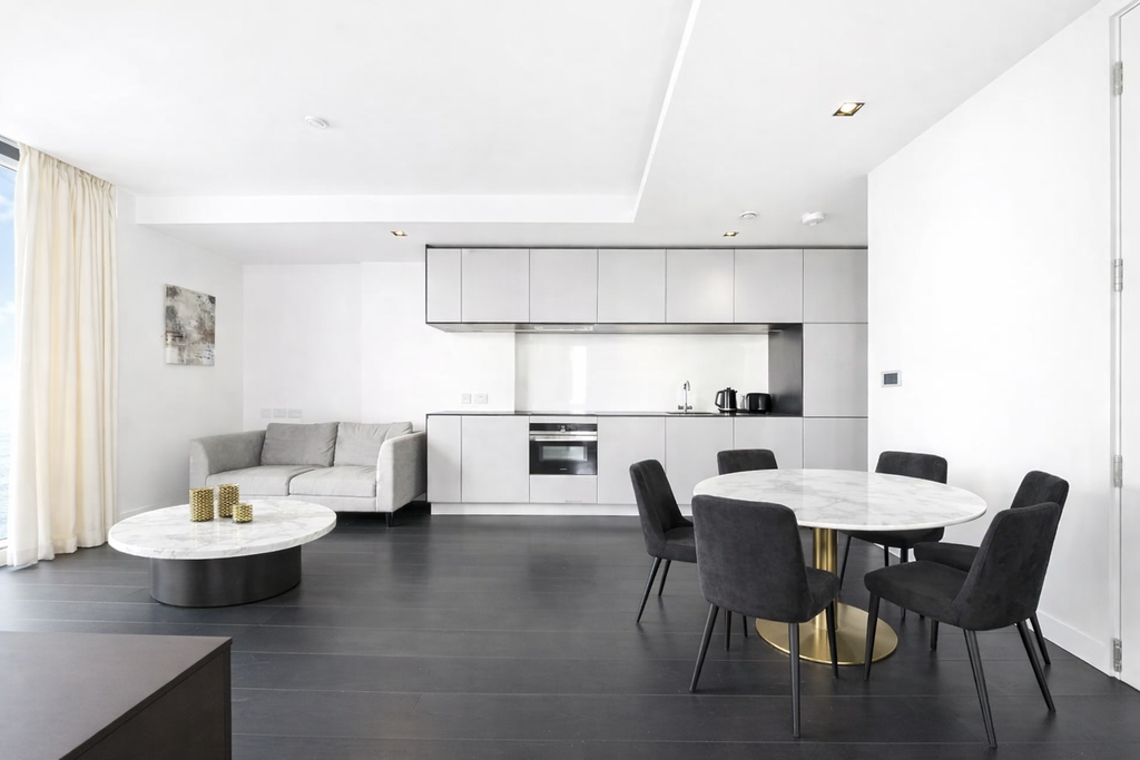 Property photo 1 of 7 Living Room/Kitchen