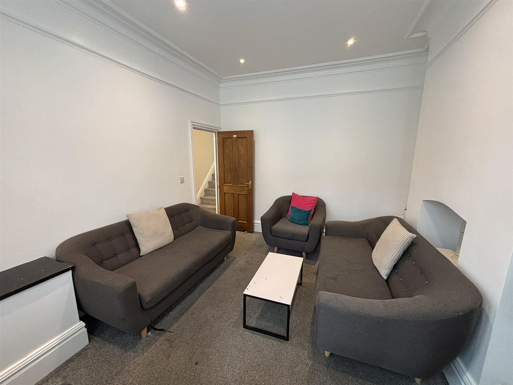 Property photo 3 of 36 Lounge
