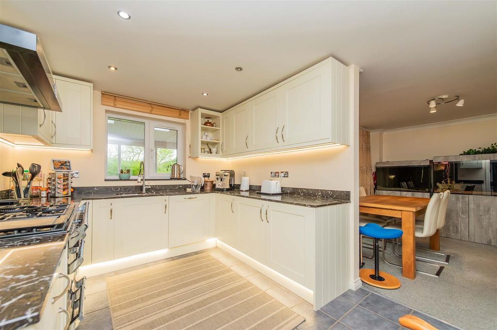 Property photo 3 of 31 Kitchen