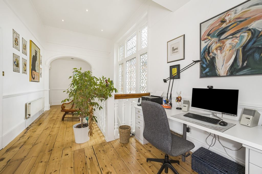 Property photo 3 of 20 Walpole House Ma...