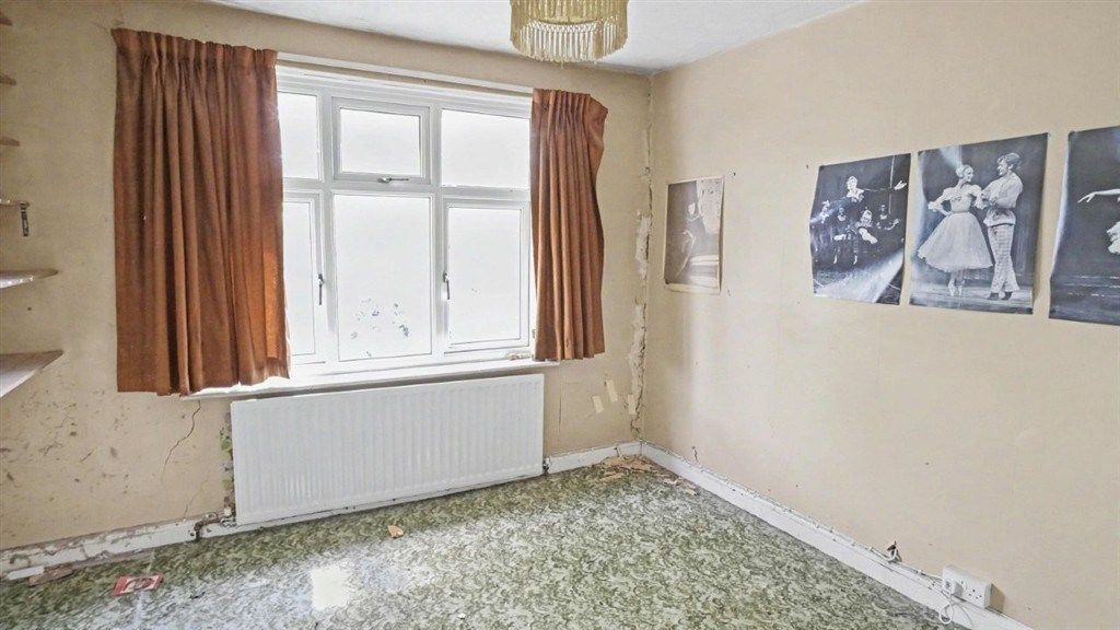 Property photo 3 of 9 16 Glendale Gardens, Wembley, Ha9 8Ps