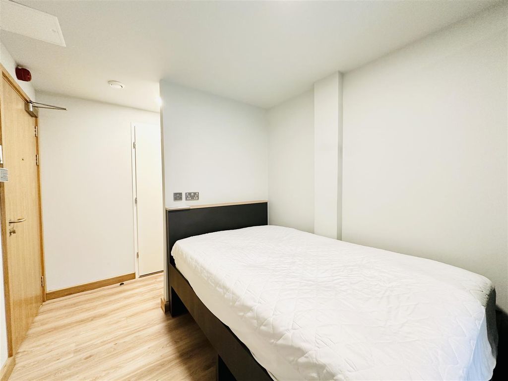 Property photo 2 of 19 Studio