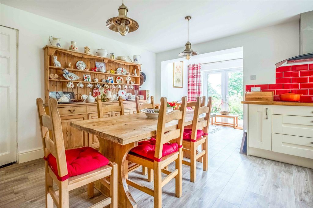 Property photo 3 of 20 Kitchen/Breakfast Rm