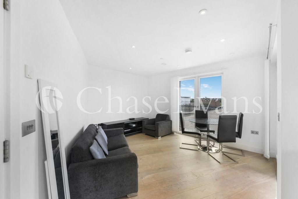 Property photo 3 of 18 Living
