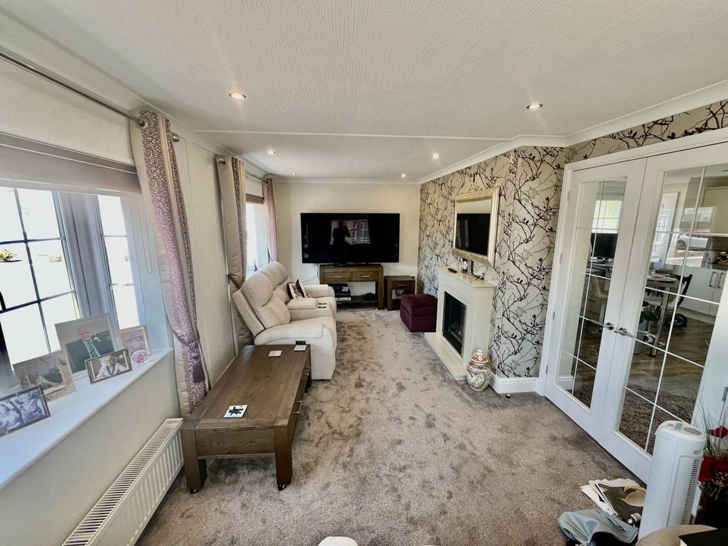 Property photo 3 of 18 Living Room