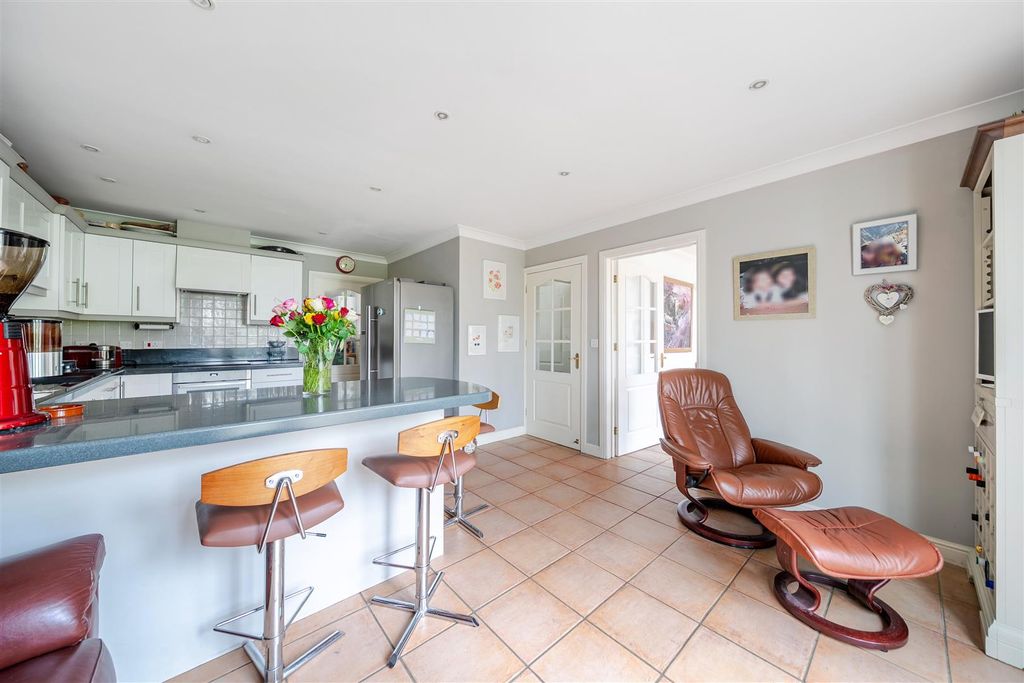 Property photo 3 of 20 Kitchen