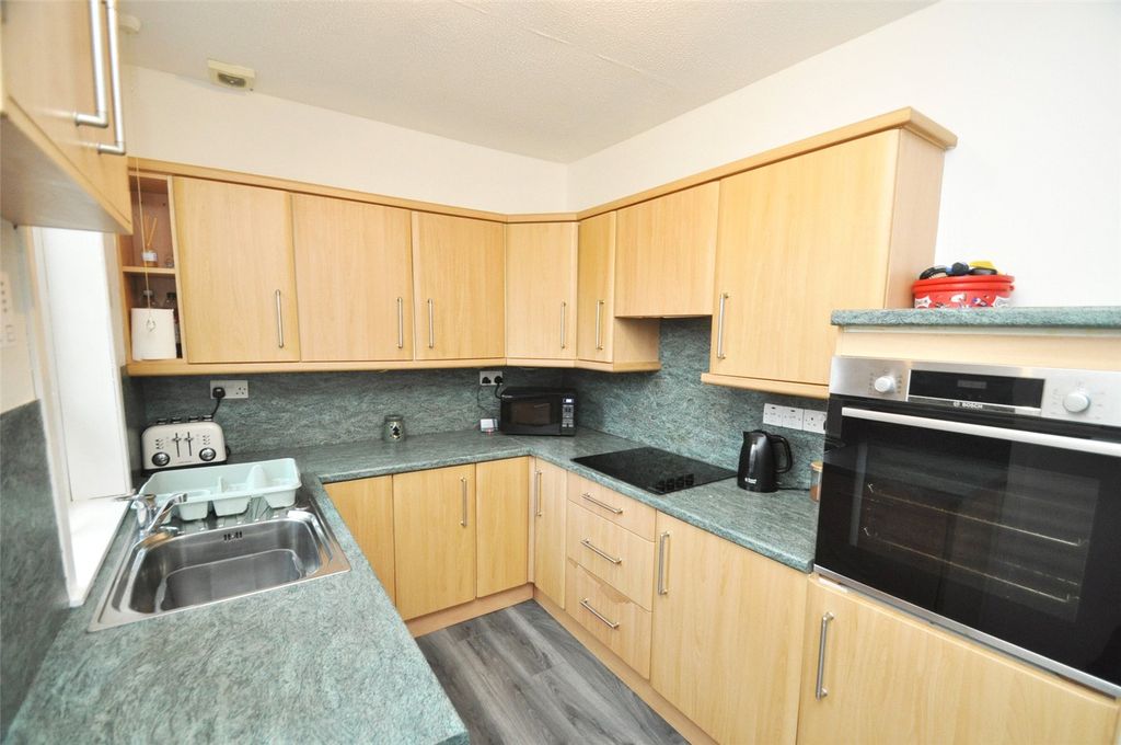 Property photo 3 of 11 Kitchen