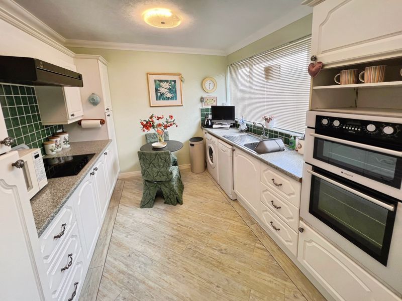 Property photo 3 of 11 Kitchen
