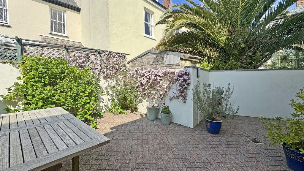 Property photo 3 of 16 Garden 2 (8).Jpg