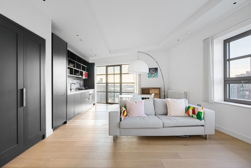 Property photo 3 of 17 3705985