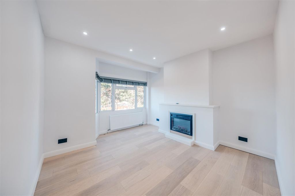 Property photo 3 of 10 Dsc02537201124-Dnglredited.Jpg