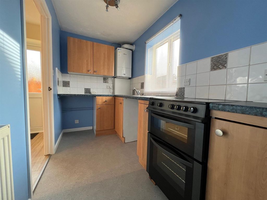 Property photo 3 of 12 Kitchen
