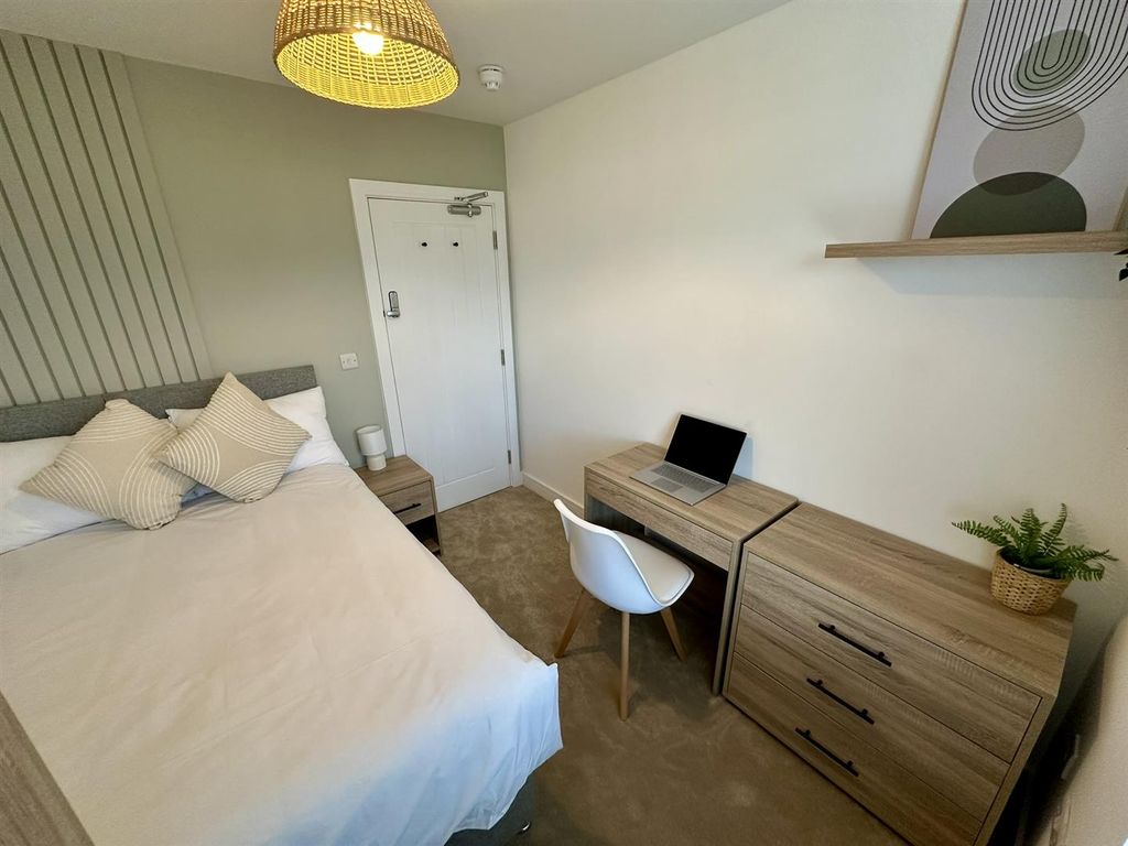 Property photo 1 of 7 Room 5