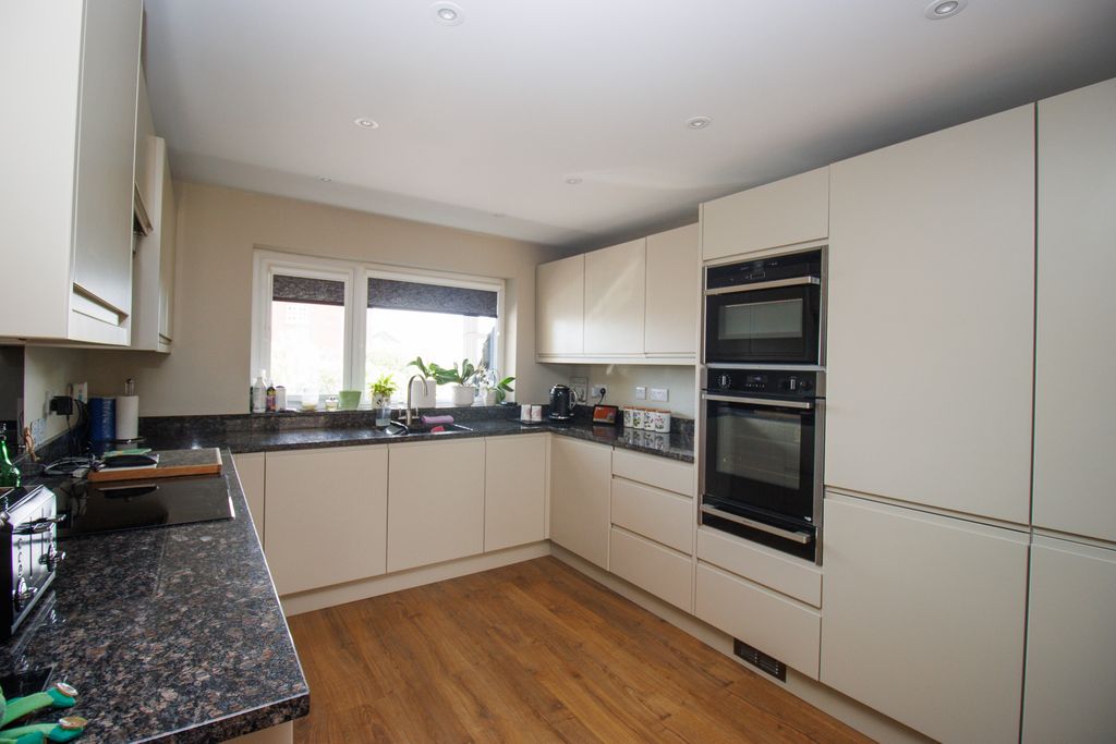 Property photo 2 of 37
