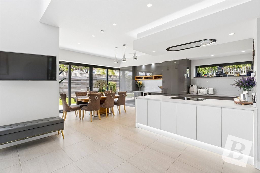 Property photo 3 of 26 Kitchen/Diner/Family