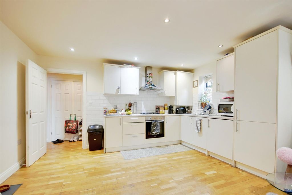 Property photo 2 of 7 Kitchen