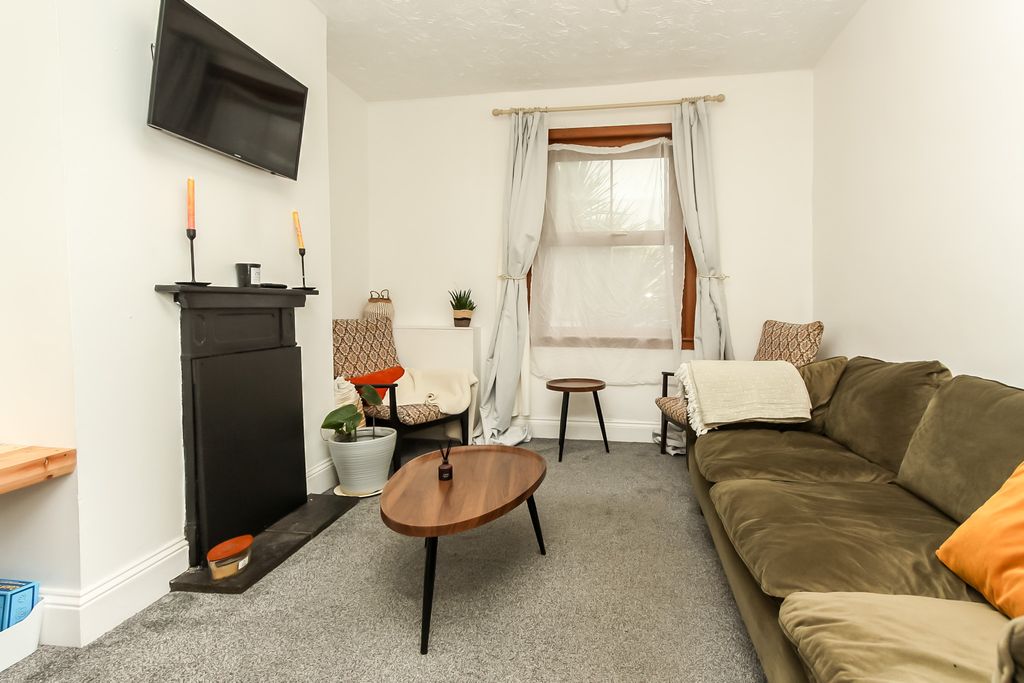 Property photo 2 of 12 Lounge