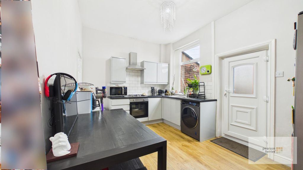 Property photo 3 of 11 Kitchen