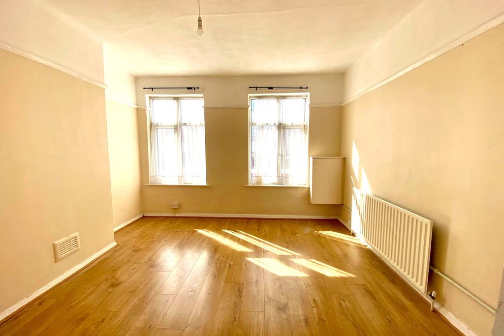 Property photo 2 of 8 120 / 120A High Street, Yiewsley, Ub7 7Bd